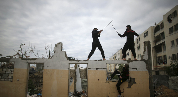 巴勒斯坦青年废墟上展示武术表扬