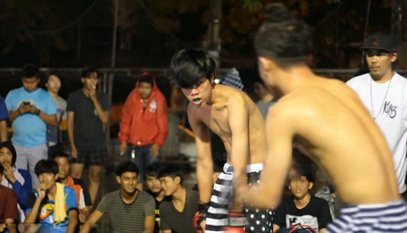 泰国街头搏击风靡 最小参与者16岁