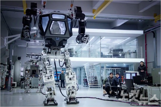 《阿凡达》成真！韩国巨型载人机器人迈出第一步