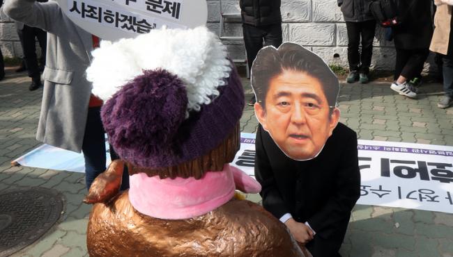 韩民众在日本领事馆前集会 “安倍”跪少女像前谢罪