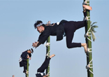 日本举行新年消防演习 消防员展示平衡技能