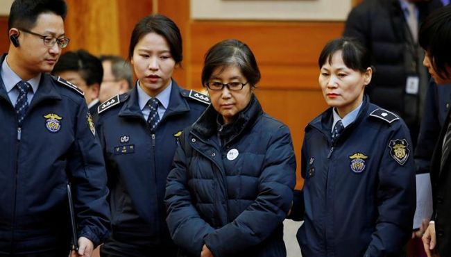 韩国：崔顺实出席听证会