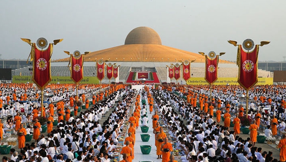 泰国庆祝万佛节 佛教僧侣参加“布施”仪式场面壮观