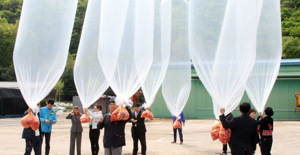 韩国民众用气球向朝鲜发放巧克力派（组图）