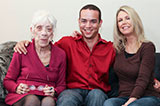 美国男子携91岁女友与母亲合拍温馨照(组图)