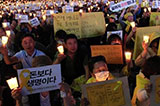 韩沉船事故追悼集会民众与警察对峙 百余人被捕