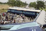 印度北部发生列车相撞事故 至少40人死亡(高清)