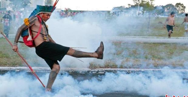 巴西土著居民抗议世界杯 佩弓箭与警方对峙