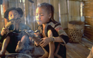 泰国罕见隐世部落照片曝光 儿童吸烟玩步枪(高清组图)