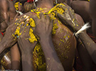 肯尼亚牧民涂粪便庆祝孩子成年礼（组图）