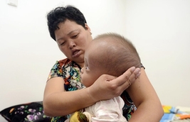 杭州“乞讨大头娃娃”进京治病 年仅1岁头围超成年人