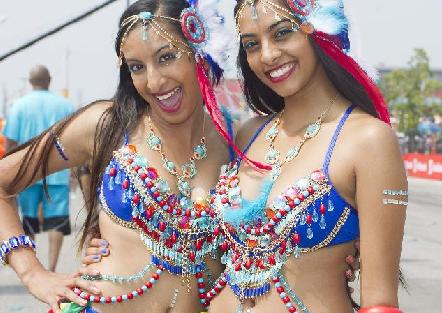 多伦多举行第47届“加勒比狂欢节大游行”(高清)