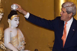 美国务卿访问缅甸 与昂山素季会晤为佛像洒水（高清）