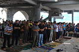 加沙人在清真寺废墟中做礼拜（高清组图）