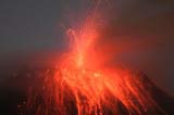 厄瓜多尔火山喷发 熔岩喷出宛如末世