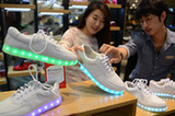 韩国LED运动鞋闪亮登场 内置USB充电池(组图)