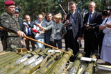 乌克兰向驻乌使节展示民间武装被缴获的武器装备(组图)