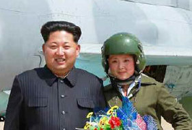 金正恩接见朝鲜首批超音速战斗机女飞行员(组图)