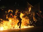希腊暴力冲突：燃烧弹丢向警察 （高清组图）