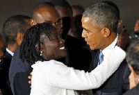 奥巴马在肯尼亚与同父异母姐姐拥抱（高清组图）
