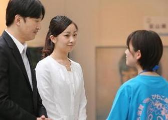 佳子公主与父亲欣赏高中生美术作品