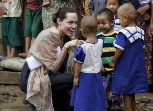 安吉丽娜朱莉携养子访缅甸 与孩童互动母爱爆棚