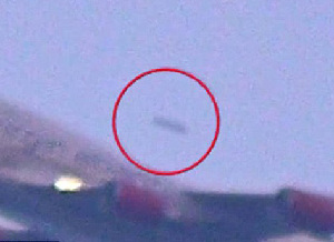 纽约肯尼迪机场惊现UFO 高速超过正在起飞客机(组图)