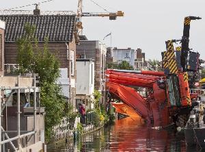荷兰发生起重机坍塌事故 压毁数栋房屋（高清组图）