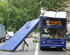 英国一巴士车顶被树掀翻致数人受伤(高清组图)