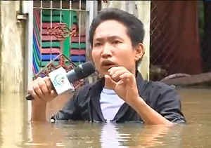 缅甸记者被洪水没过脖子坚持播报灾情(组图)