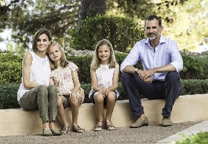 西班牙国王携妻女度假（高清组图）