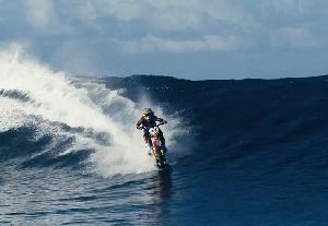 澳特技车手骑摩托海上冲浪惊险刺激（高清组图）