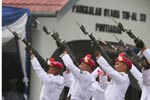 印尼海军士兵举行就职典礼 现场大秀转枪技能(高清组图)