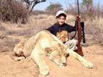 美国父亲晒7岁儿子猎杀狮子照引争议【高清组图】