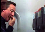 英国首相卡梅伦乘廉价航班吃薯片被偷拍（组图）
