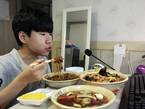 韩国14岁男生直播吃饭一晚赚近万元【组图】