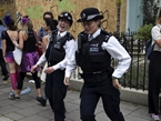 英国诺丁山狂欢节开幕 警员街头热舞引围观【高清组图】