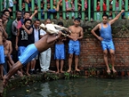 尼泊尔民众举办水中杀山羊比赛【高清组图】