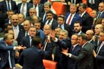 土耳其议员议会激烈争吵上演“全武行”