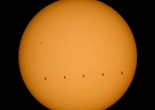 国际空间站擦过太阳 如金色盘面一粒灰尘（组图）