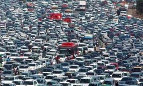 堵出新高度!印度高速上千车辆被困 交通瘫痪 (图)