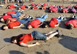 摩洛哥民众集体重演叙溺亡男童伏尸海滩一幕（组图）