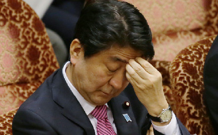 日本政府连夜推进新安保法受阻 安倍和议员打瞌睡