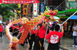 日本横滨侨胞冒雨游行欢庆国庆66周年