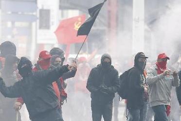 比利时数万人游行抗议政府财政紧缩政策