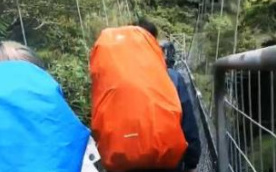 游客新西兰走吊桥突断裂 4人坠河中幸未伤(图)