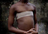 残忍的“保护”：为防性侵非洲少女胸部被熨烫（组图）