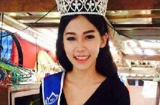 泰国17岁少女选美夺冠 回乡跪谢拾荒母亲（组图）