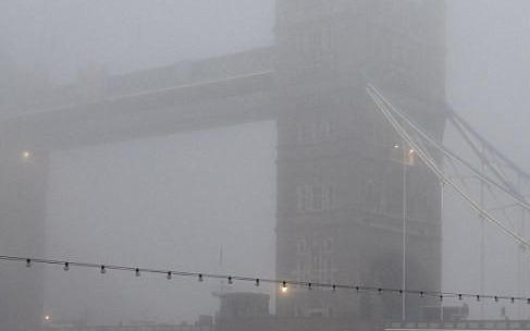 英国伦敦大雾成“仙境” 200多趟航班延误