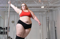 美国一重约200斤女孩秀钢管舞　舞技精湛（高清）